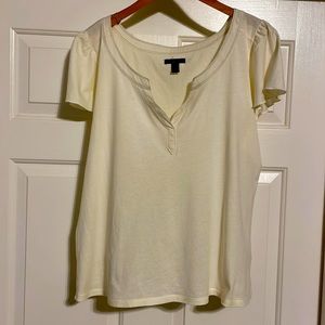Tommy Hilfiger T-shirt sz XL excellent condition cream off white V neck flutter